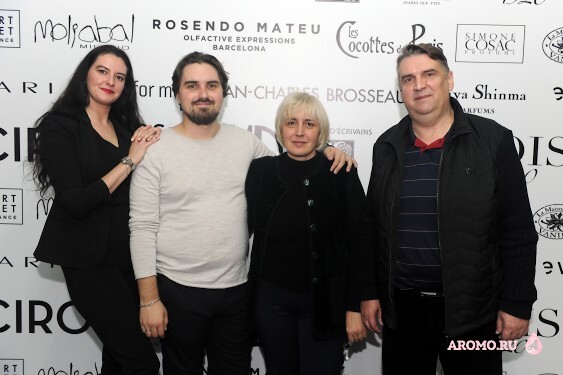 Дмитрий Ахапкин с супругой и родителями. Это здорово, когда вся семья поддерживает что-то, что сначала воспринимается как madness,  но после недолгой sadness еще больше сплочает happiness