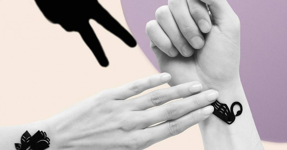 Diptyque выпустят брошь с твёрдыми духами и переводные татуировки