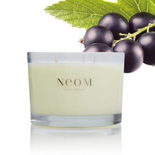 Contentment Candles от Neom Luxury Organics – новые душистые свечи с успокаивающим ароматом черной смородины