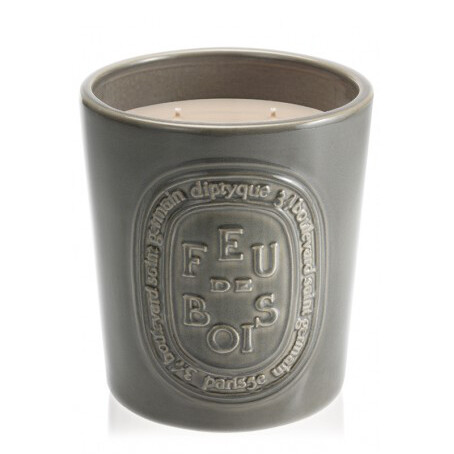 Feu de Bois Large Candle Indoor & Outdoor Edition Firewood от Diptyque – новая большая душистая свеча с теплыми ароматами редких пород деревьев