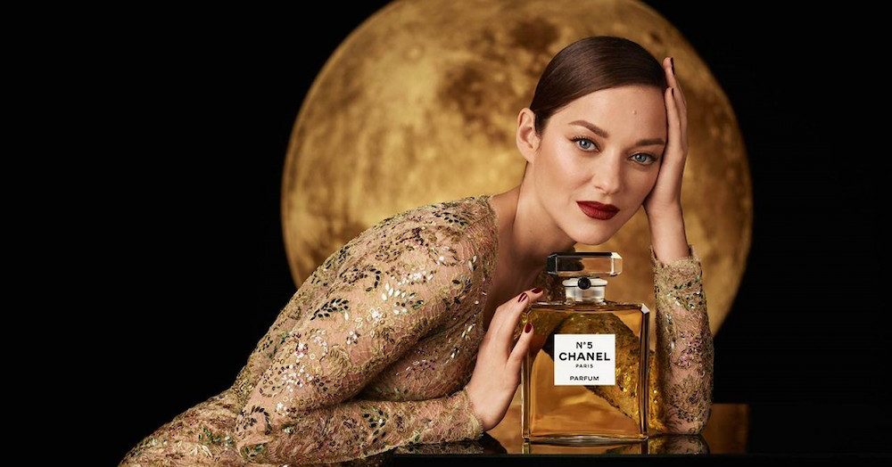 Марион Котийяр и ночной Париж — в новом ролике Chanel