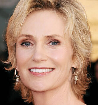 Fragrance Foundation объявил Jane Lynch, актрису и звезду сериала «Glee», ведущей церемонии награждения FiFi® Awards 2012 года
