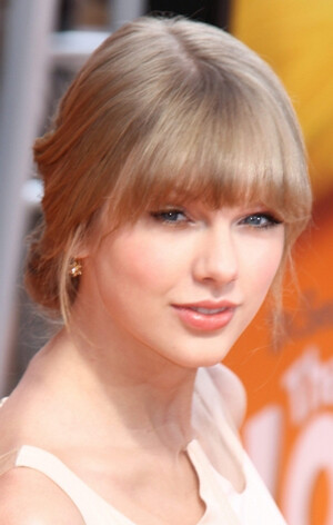 Taylor Swift любит нюхать своих поклонников!