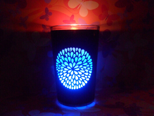 Dunkle Beeren & Wildfeige Black Edition от Air Wick – новый праздничный набор свечей, которые светятся и переливаются разными цветами во время горения