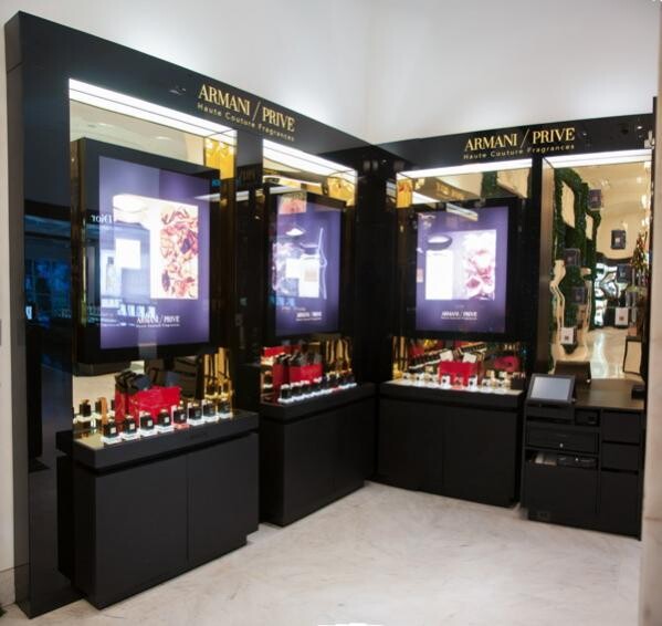 4_Armani_store.jpg