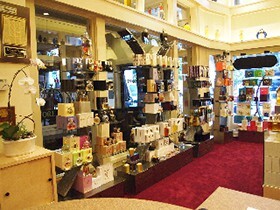 2_Parfumerie Nasreen_inside store.jpg