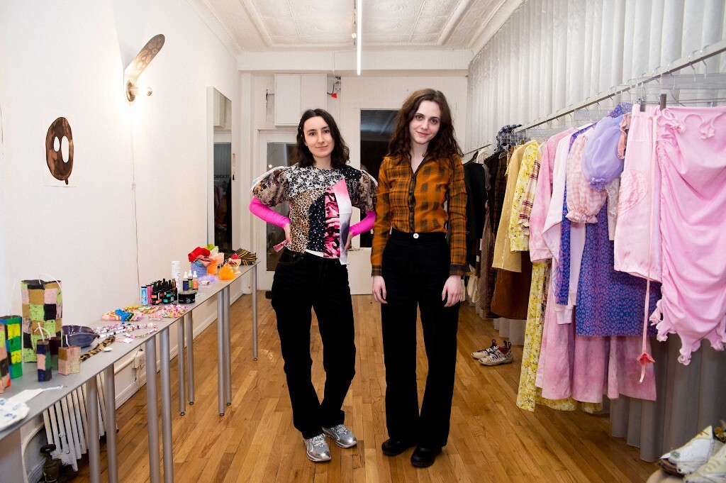 Люси Вайснер и Вита Хаас. Фото: WWD cafe-forgot-nyc-am-24.jpg