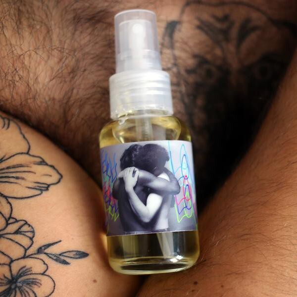 3_Smell Bent_Modern Love_photo.jpg 3_Smell Bent_Modern Love_photo.jpg