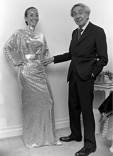 Норман Норелл с моделью в платье стиля «Русалка», 1972 год Norman Norell with his model 1972_mermaid dress.jpg