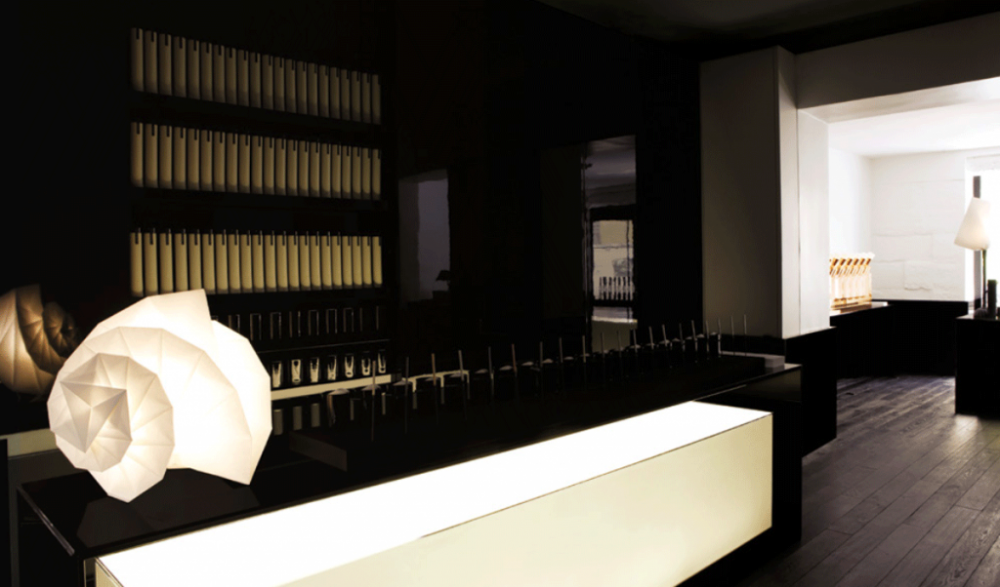 Интерьер бутика IUNX в Париже Парижский бутик.png