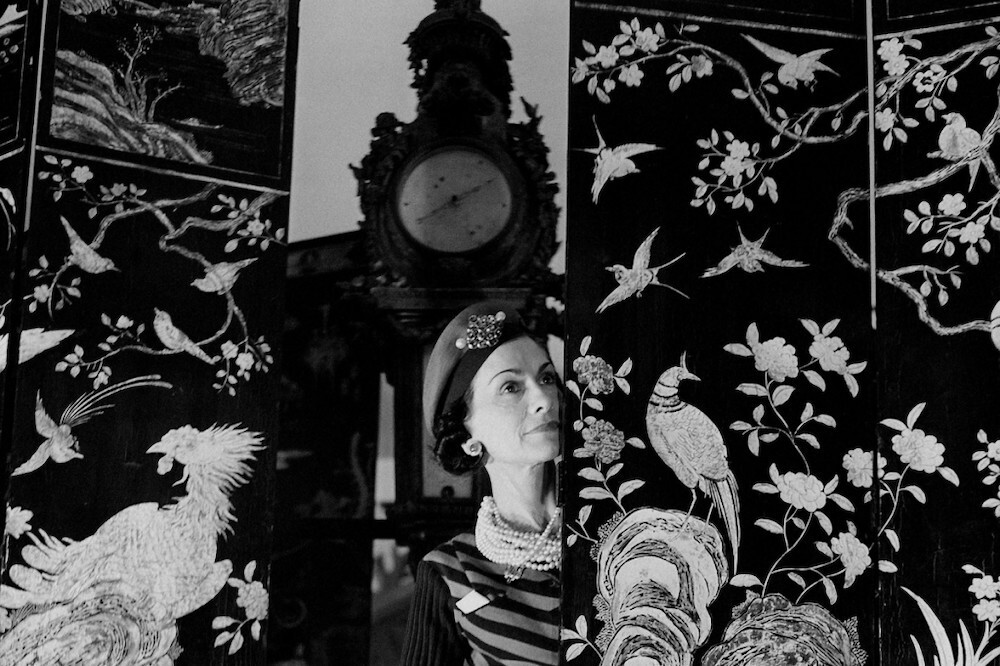PATRIMONY-GABRIELLE-IN-FRONT-OF-COROMANDEL-SCREEN-1937-OBLIGATORY-MENTION-©-Boris-Lipnitzki-Roger-Viollet-1_1200x800_acf_cropped.jpg