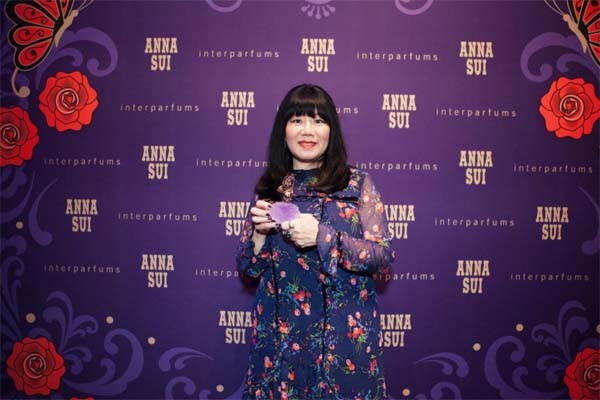 Anna Sui_with_La_Vie_de_boheme.jpg Anna Sui_with_La_Vie_de_boheme.jpg