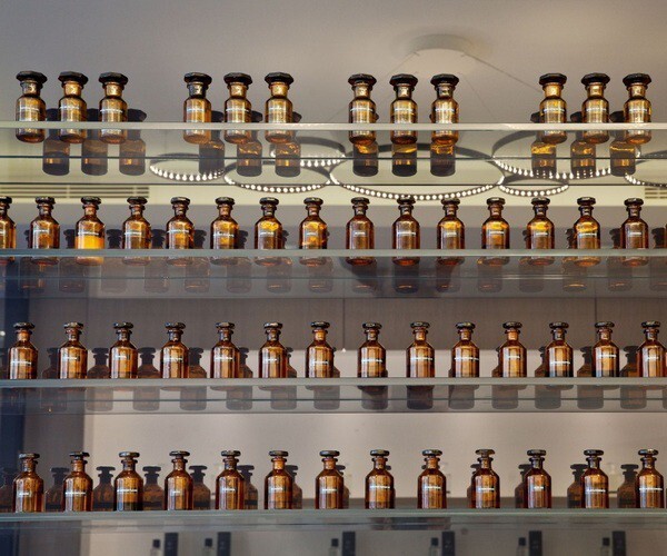 1_2_Parle Moi de Parfum_labs in boutique.jpg