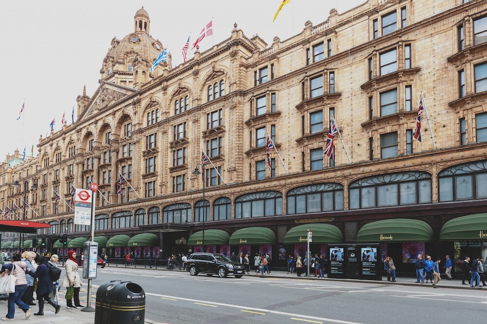 Экстерьер универмага Harrods Depositphotos_199426606_xl-2015.jpg
