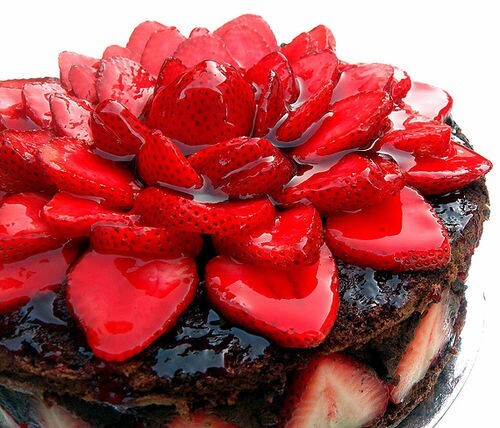 Что напоминает вкус клубники. e50c1c64755cf7167eab81147be78824. Что напоминает вкус клубники фото. Что напоминает вкус клубники-e50c1c64755cf7167eab81147be78824. картинка Что напоминает вкус клубники. картинка e50c1c64755cf7167eab81147be78824. Практически каждая девочка-подросток хотя бы раз мечтала о духах с ароматом клубники. Ещё бы, ведь это одна из самых вкусных летних ягод. Клубника считается не только прекрасной ароматной ягодой, но и яркой составляющей парфюмерных композиций. Гели для душа, различные кремы с ароматом клубники, шампуни и прочие косметические средства первыми раскупали перед праздниками, стоило им появиться в магазинах, а вот духи с этим ароматом приобрели неоднозначную репутацию. Многие женщины считают их подростковыми, дешёвыми и несерьёзными для взрослой, деловой дамы. Не торопятся их брать и стильные молодые девушки, считая их подростковыми или даже детскими, но так ли это на самом деле? Действительно ли аромат клубники сделает ваш образ детским и несолидным или будет напоминать аромат жвачки, а не духов стильной, дорогой и самодостаточной женщины?