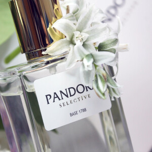 Цветы и кожа в ароматах Pandora Selective