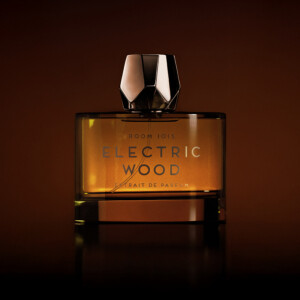 Room 1015 представили новую версию аромата Electric Wood с приставкой Extrait