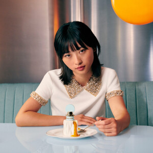 Miu Miu показывают, как есть десерт Mango Pomelo Sago в видео об аромате Fleur de Lait