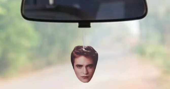 Свеча и ароматизатор для автомобиля: Nylon показали мерч, посвящённый «Сумеркам»