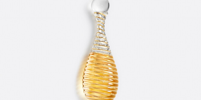 Индия Махдави модернизировала культовый флакон J'adore Dior