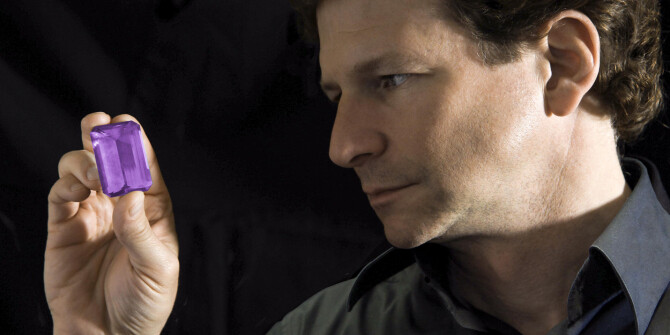 Guerlain, Baccarat и ювелир Лоренц Боймер выпустили Abeille Noire Prestige Edition