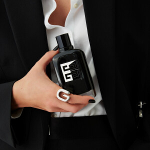 Givenchy представили аромат Gentleman Society Extreme с нотами нарцисса и холодного кофе