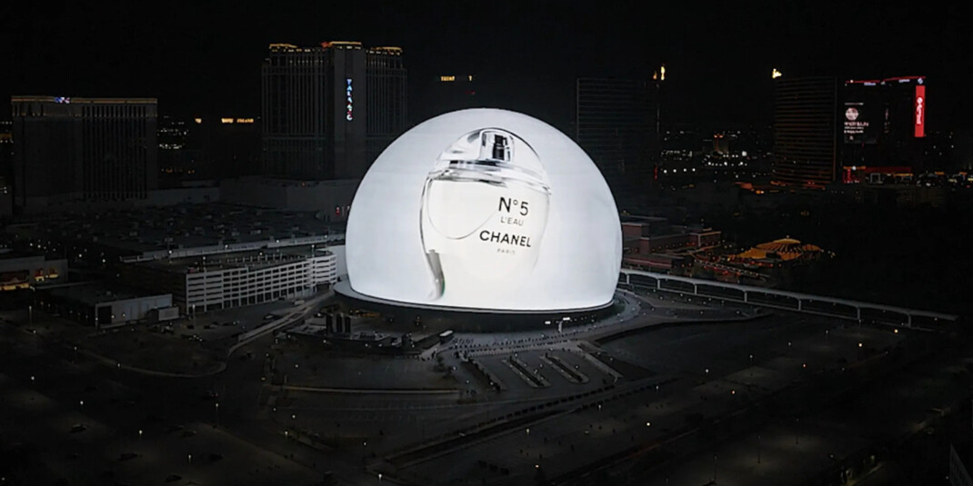 Chanel стали первым люксовым брендом, показавшим рекламу на экране Sphere