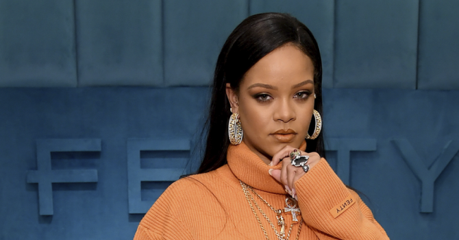 «Чувственный и сексуальный»: Рианна анонсировала выход дебютного аромата Fenty
