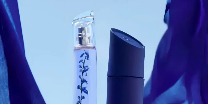 В цвете индиго: Kenzo представили новые версии знаковых ароматов Homme и Flower