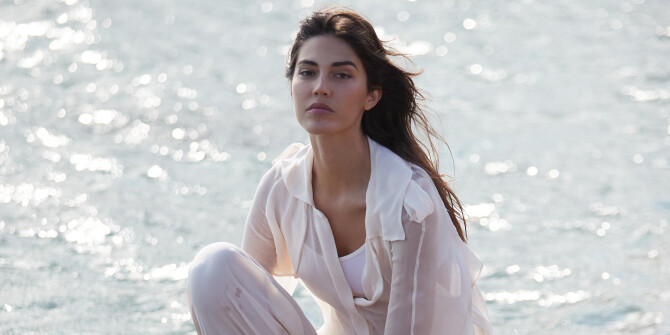 Солнце, воздух и вода: Rochas показали рекламную кампанию в честь выхода Eau de Rochas Citron Soleil