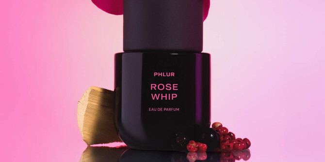 Phlur показали новый аромат Rose Whip с нотами чёрной смородины, розы и кашмерана