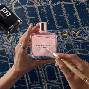 Рождественская коллекция A Festive Parisian Tale от Givenchy