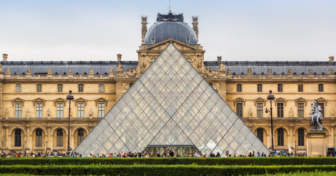 Парфюмеры создали ароматы к 8 картинам и скульптурам в Лувре