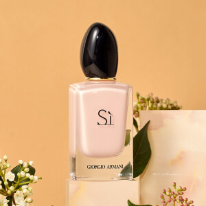 Giorgio Armani выпустили Sì Eau de Parfum Intense в обновлённом флаконе