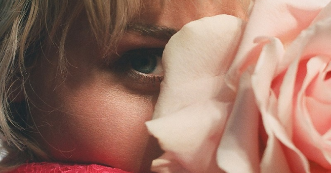 Посмотрите на Flora Gorgeous Gardenia Gucci в розовом флаконе