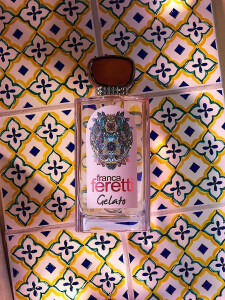 Мятное мороженое с чашечкой капучино.