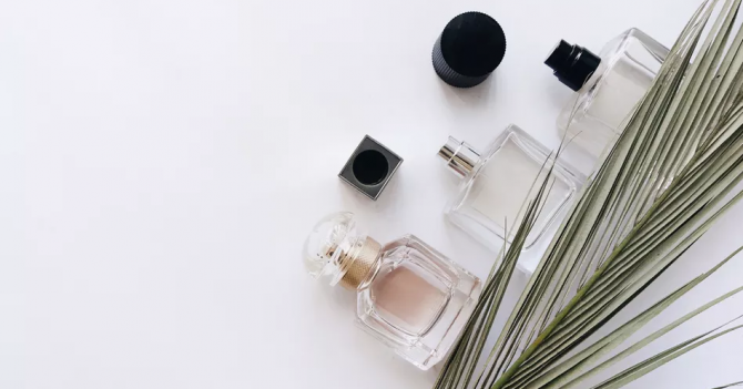 Я чувствую незаявленные в пирамиде аромата ноты. Как это возможно?