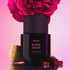 Phlur показали новый аромат Rose Whip с нотами чёрной смородины, розы и кашмерана