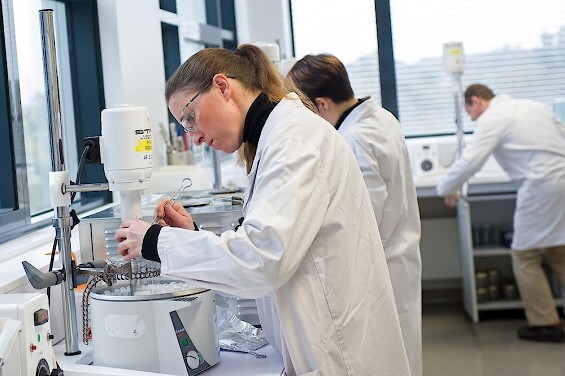 LVMH начали производить бесплатные санитайзеры для рук