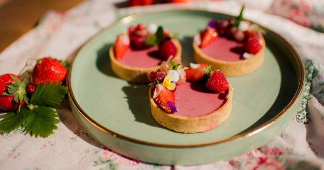 Осторожно, клубничка: 6 ягодных ароматов для лета