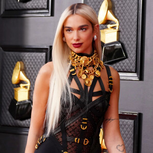 Yves Saint Laurent и певица Дуа Липа представляют Libre L'Absolu Platine