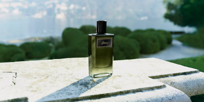 Brioni выпустили Eau de Parfum Essentiel с нотами амбры и бобов тонка