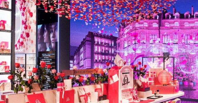 Неон и розы: Lancôme открыли флагманский магазин в центре Парижа