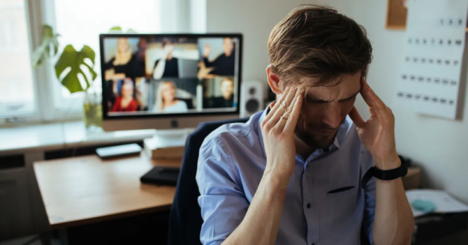 Коллега использует слишком много духов. Как об этом сказать?