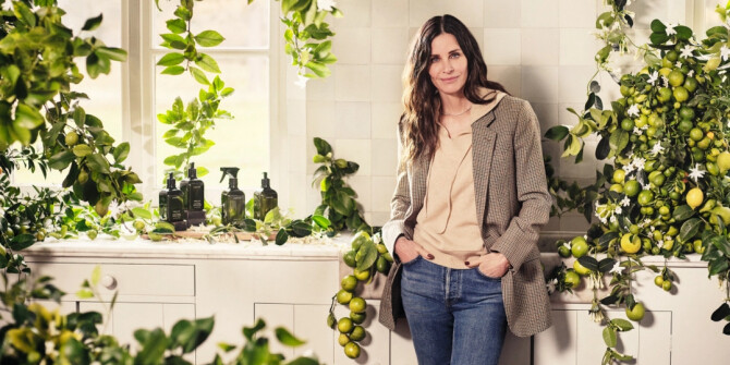 Звезда «Друзей» Кортни Кокс выпустила линию ароматизированных свечей