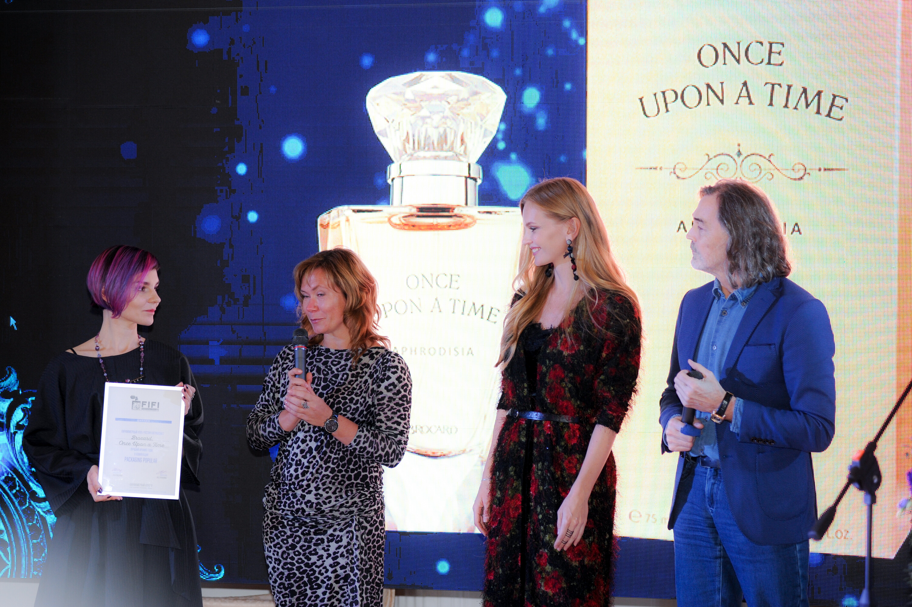 Представители бренда Brocard получают награду за аромат Once upon a time Aphrodisia Представители бренда Brocard получают награду за аромат Once upon a time Aphrodisia