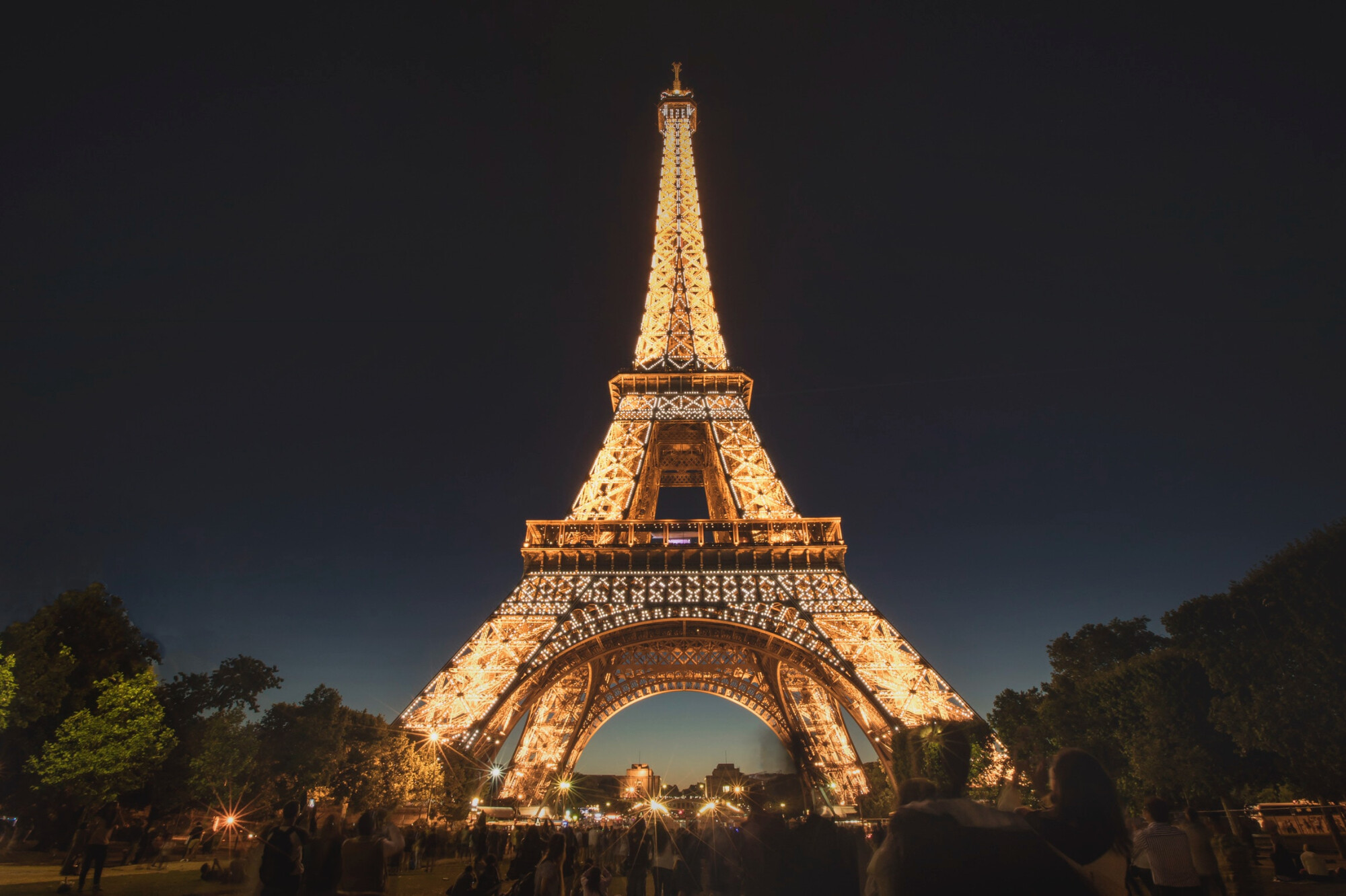 Башня в париже. Эйфелева башня (la Tour Eiffel). Эйфель Париж ночной. Ночная Эйфелева башня. Париж ночью.