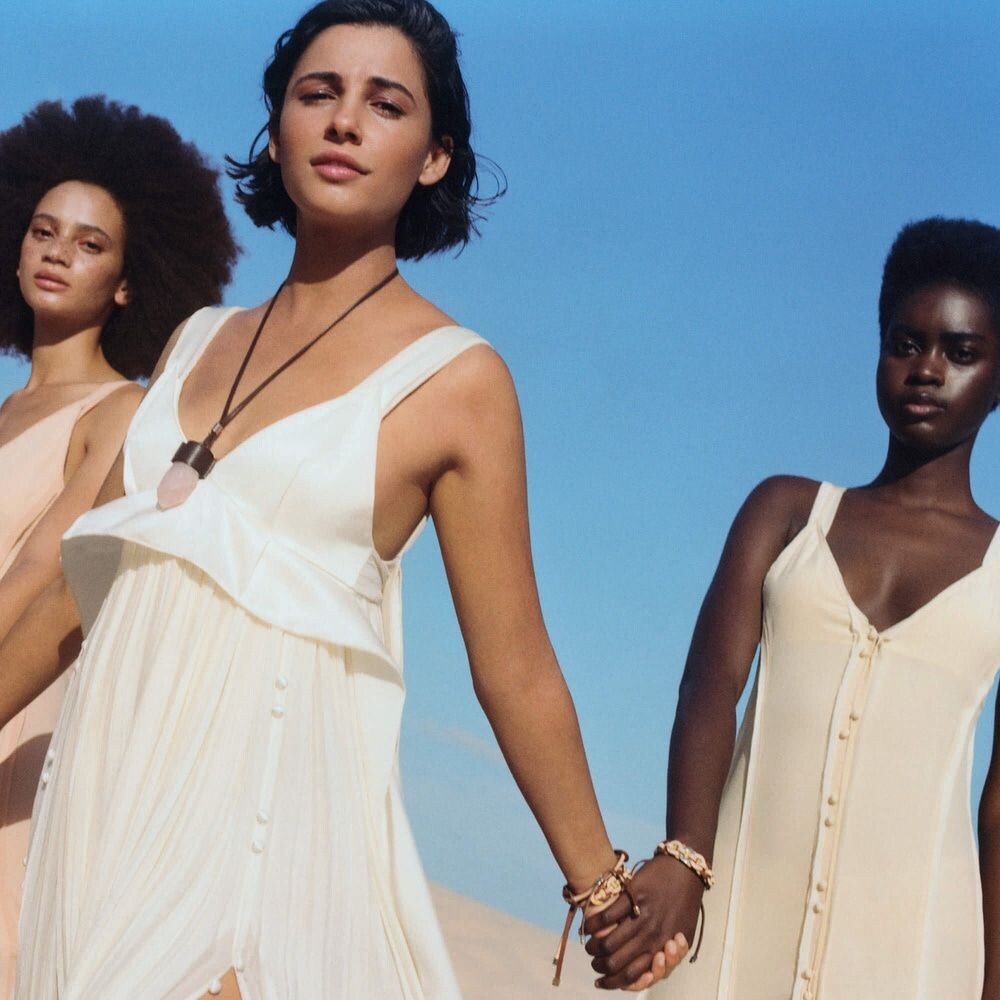 Chloé выпустили кампанию Nomade Naturelle с участием актрисы Наоми Скотт Chloé выпустили кампанию Nomade Naturelle с участием актрисы Наоми Скотт