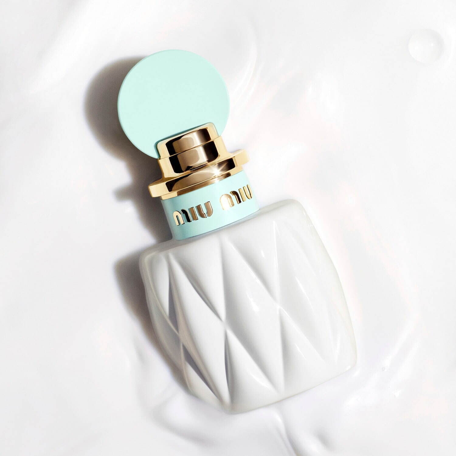 Miu Miu посвятили Fleur de Lait гонконгскому десерту с манго Miu Miu посвятили Fleur de Lait гонконгскому десерту с манго