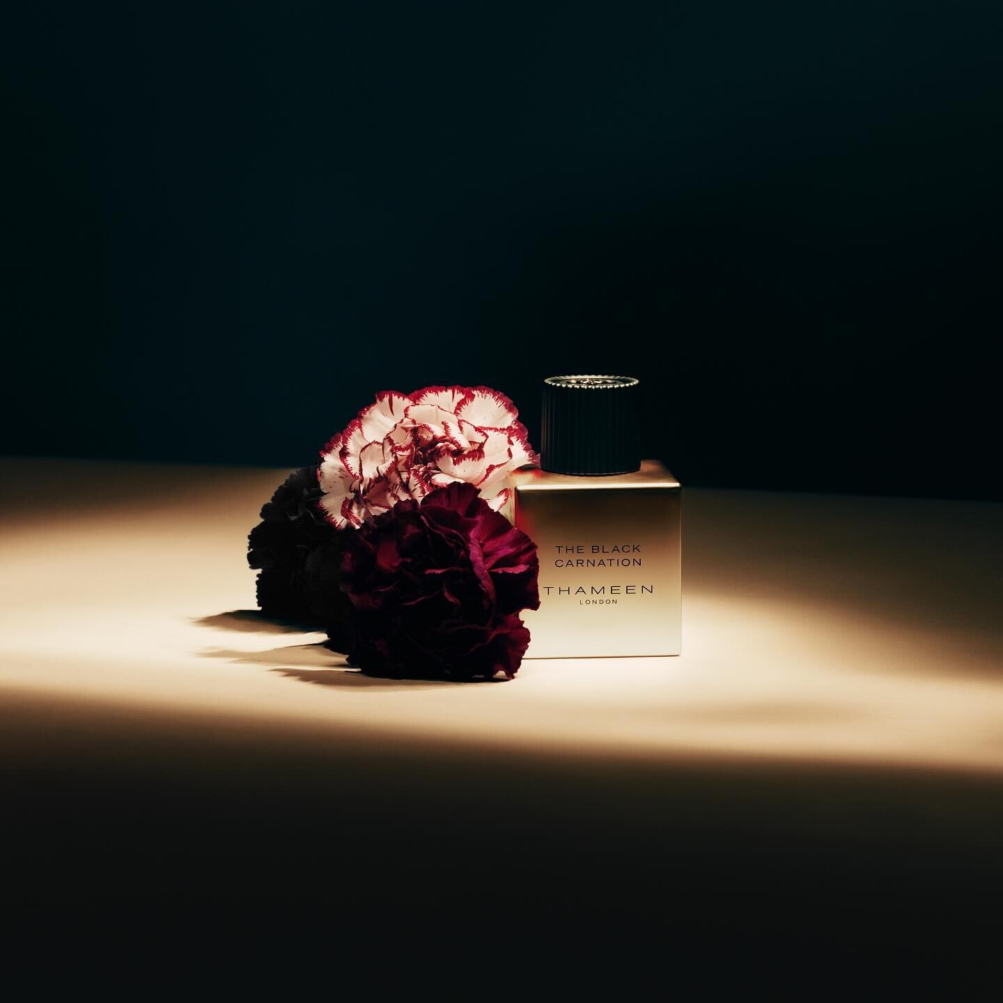 Александра Карлин составила новый аромат The Black Carnation для Thameen Александра Карлин составила новый аромат The Black Carnation для Thameen